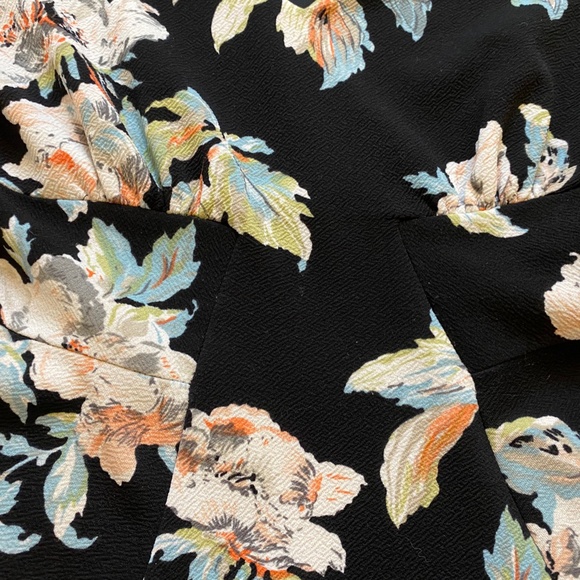 Stunningly gorgeous & flattering floral blouson sleeve mini dress - Picture 4 of 6